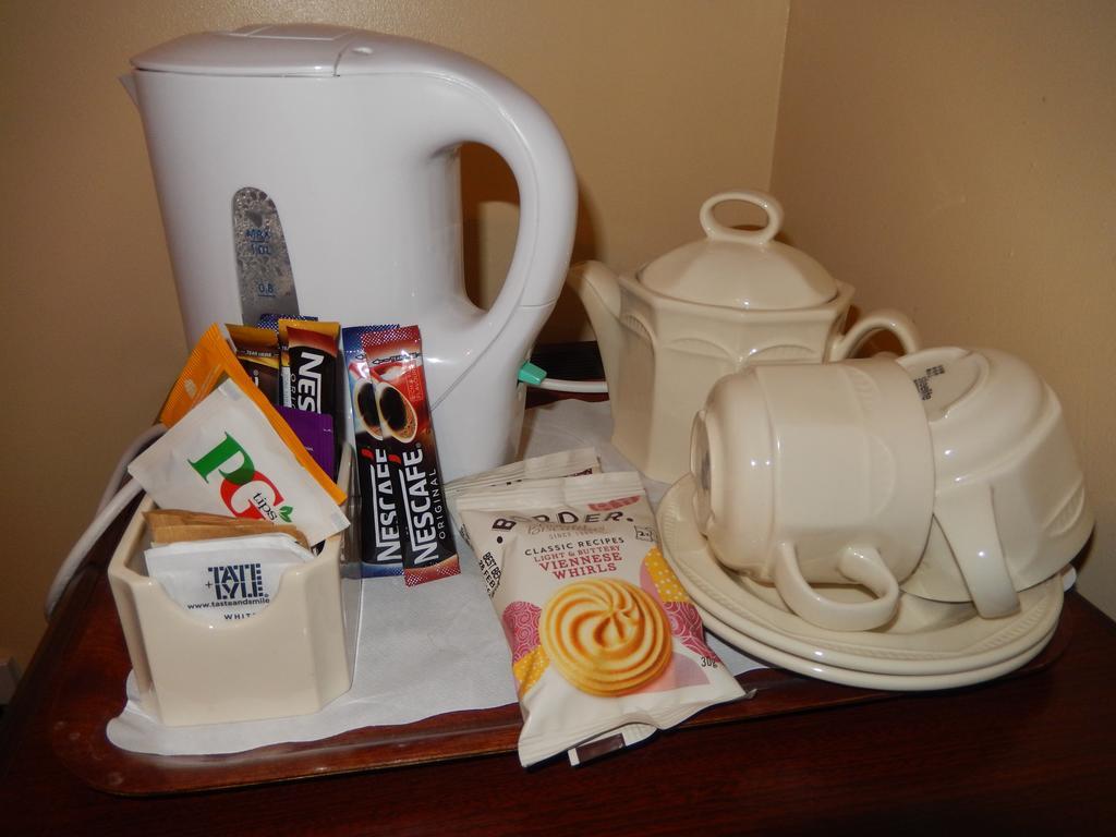 Cottage Guest House Hillingdon Bagian luar foto